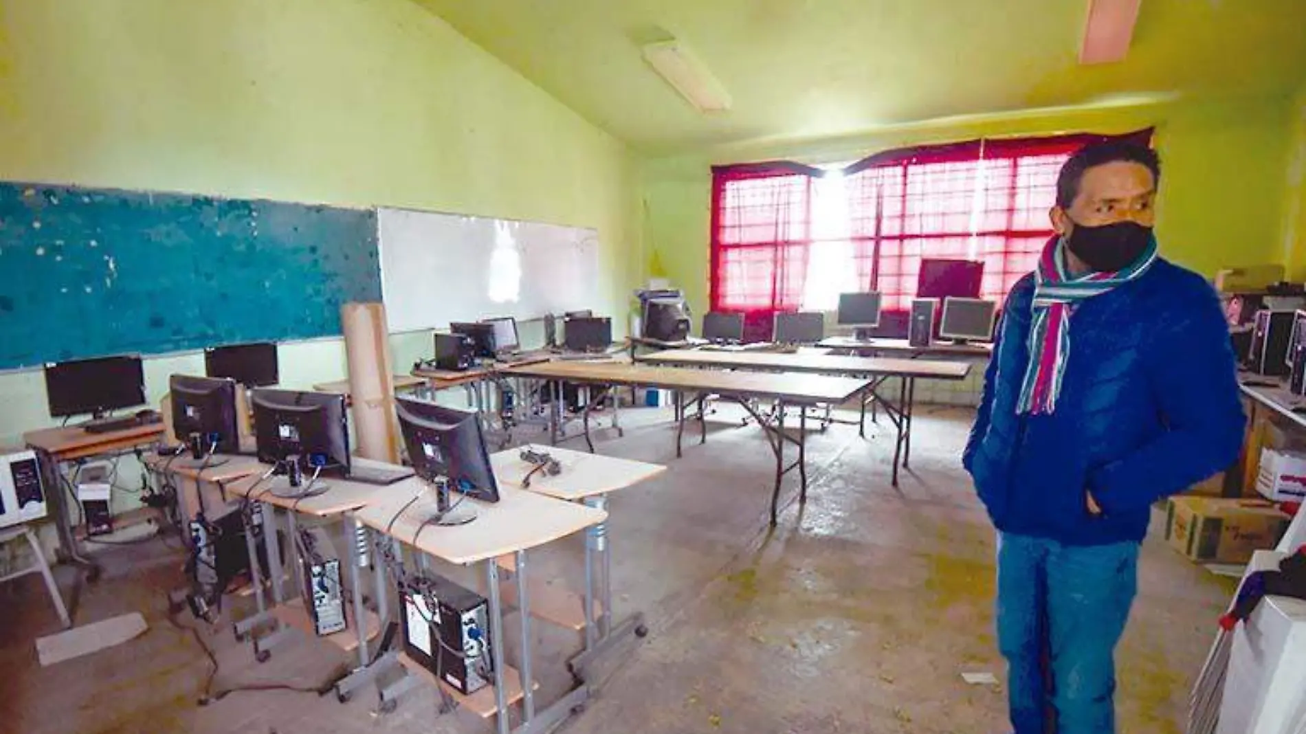 Profesor de telesecundaria preparándose para impartir clase